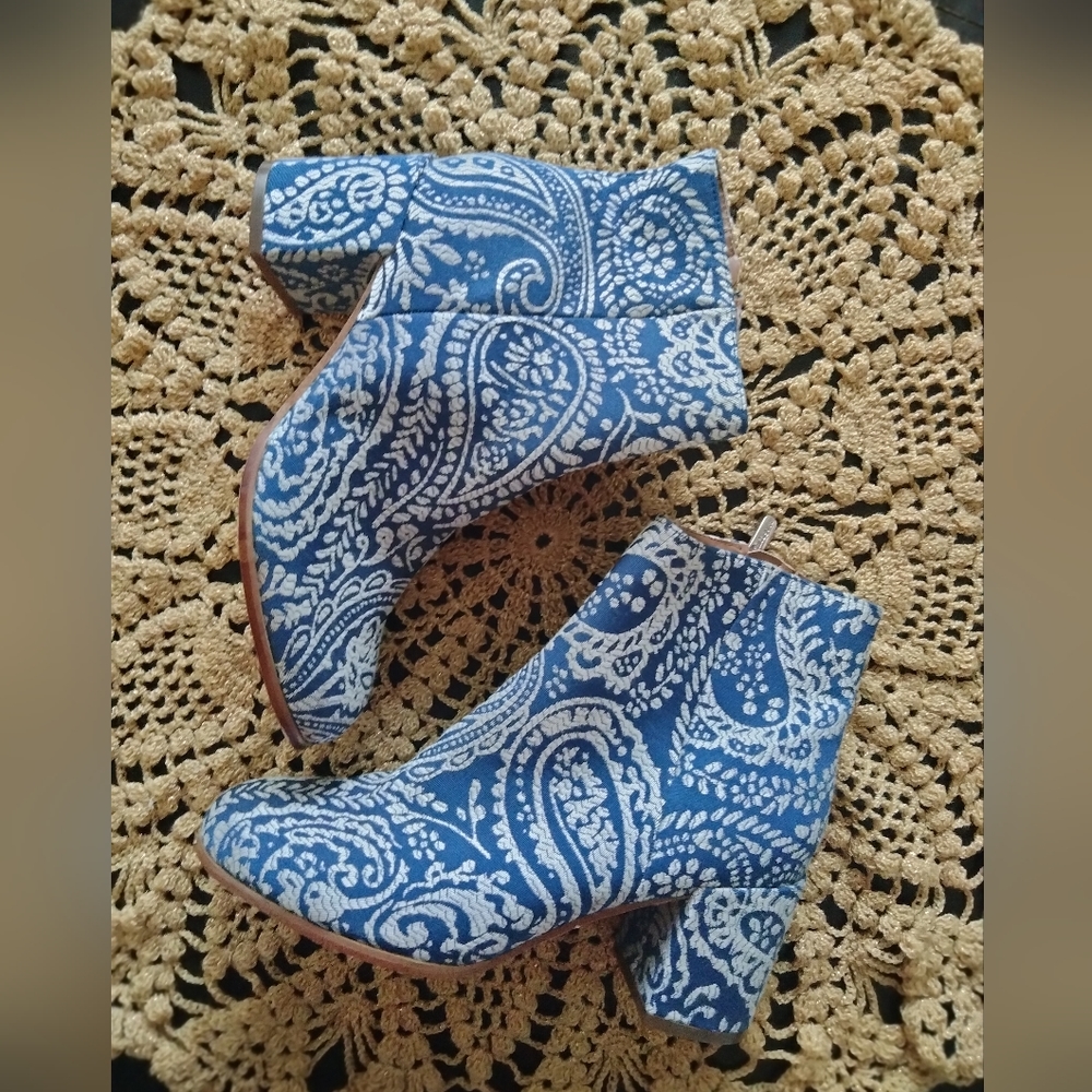 ❤️Indigo rd. Paisley ankle booties